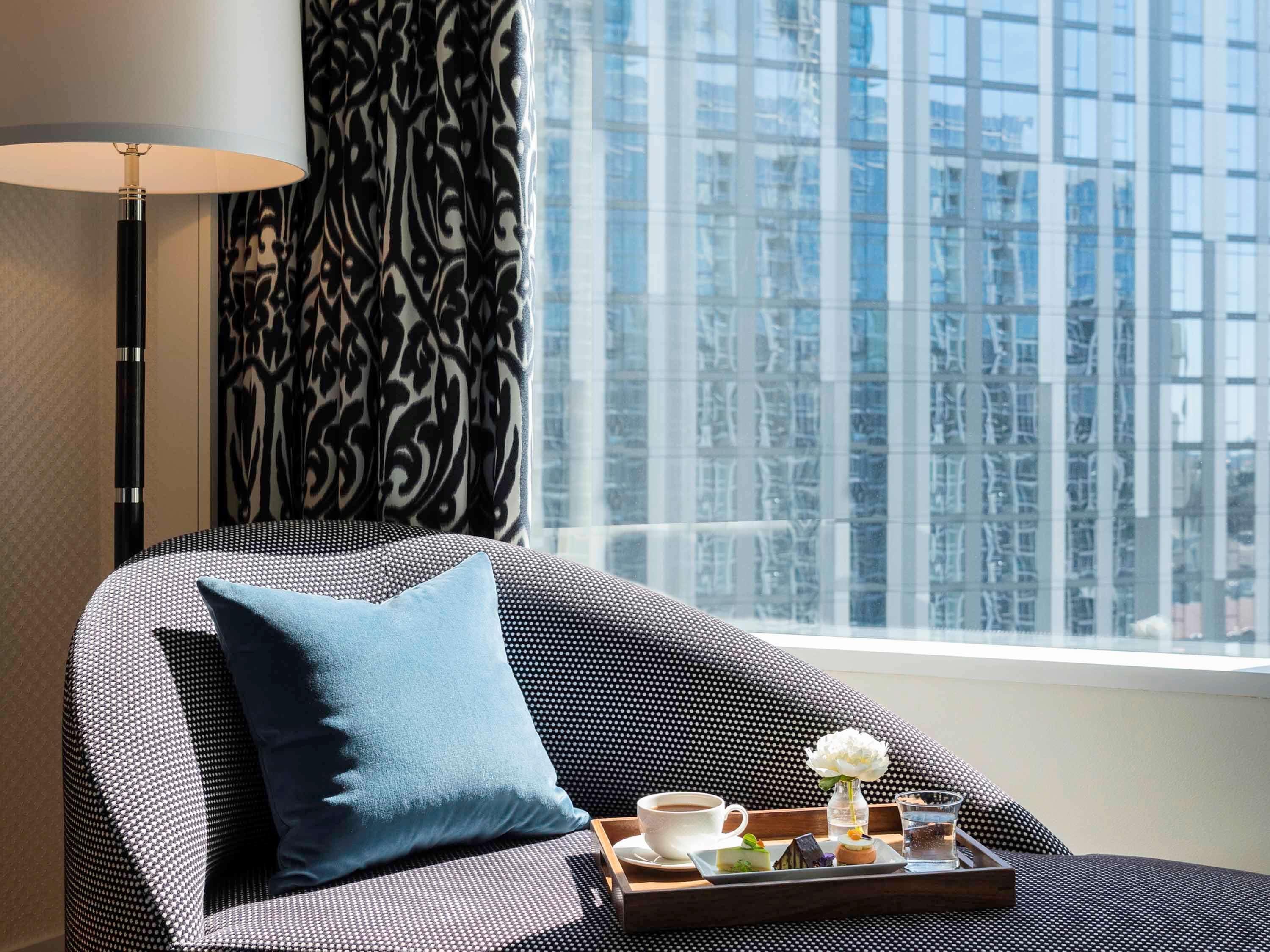 Отель Sofitel Chicago Magnificent Mile Экстерьер фото A room at the hotel