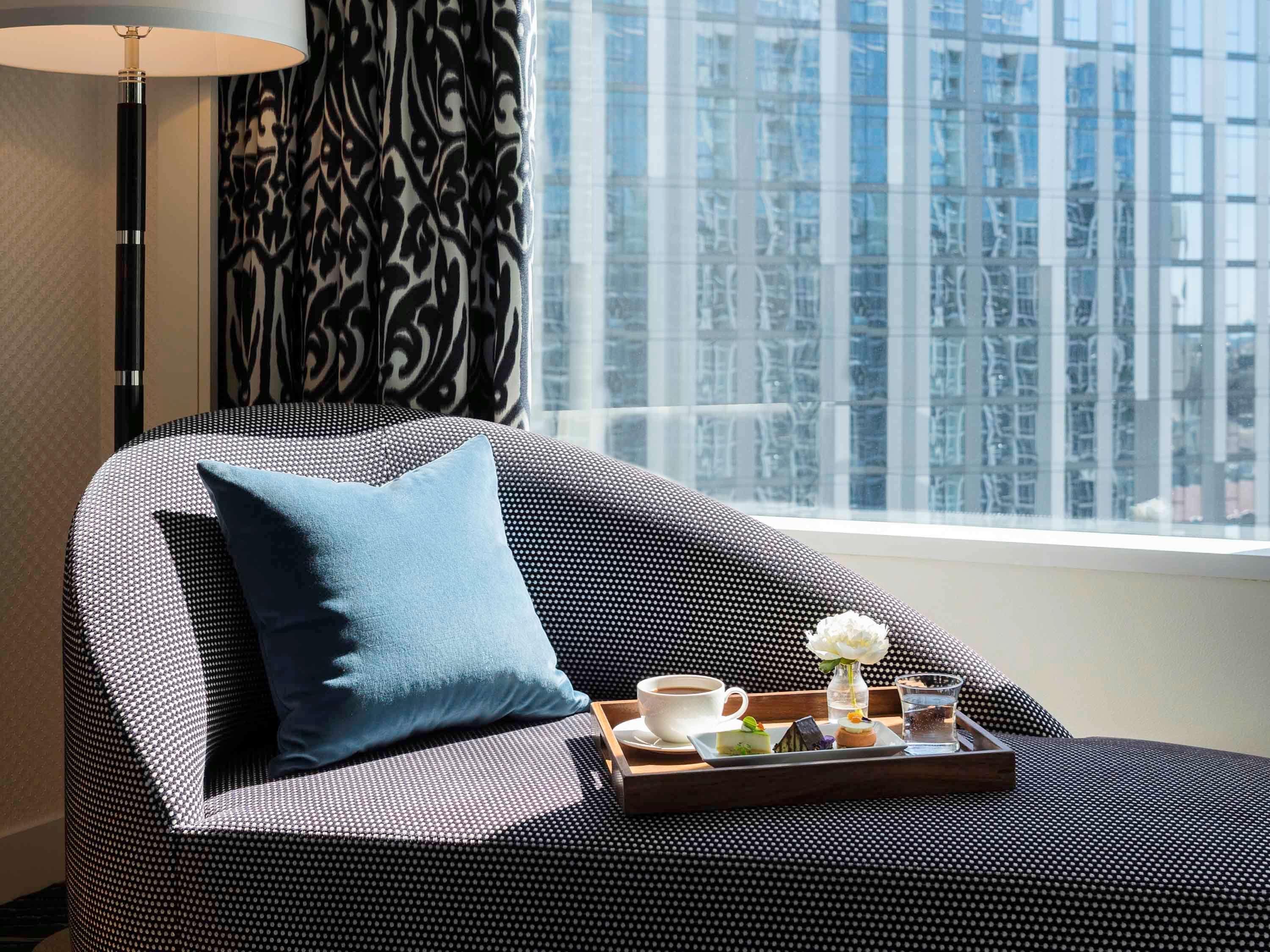 Отель Sofitel Chicago Magnificent Mile Экстерьер фото A room at the hotel