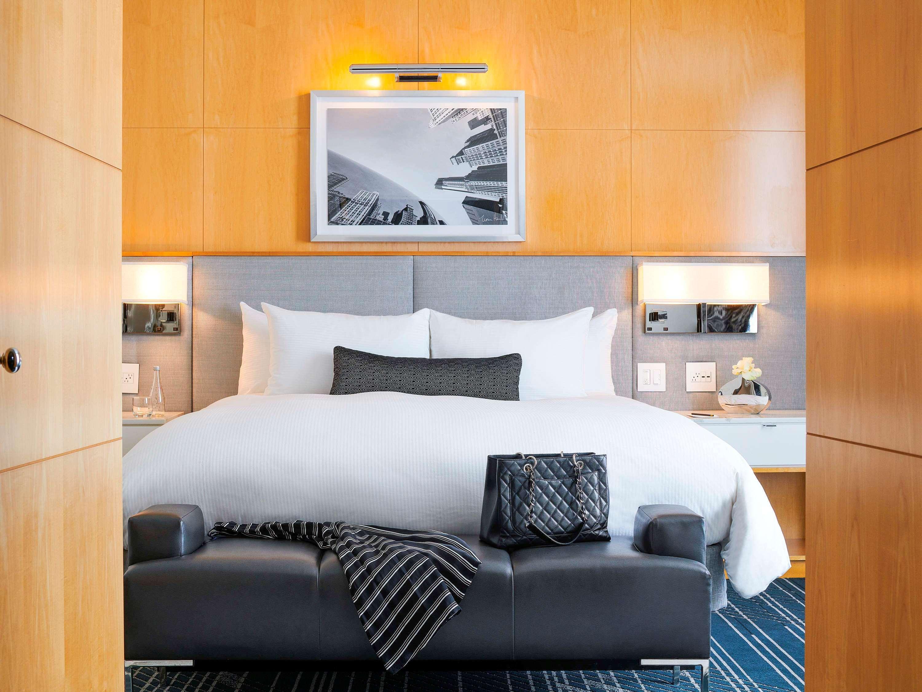 Отель Sofitel Chicago Magnificent Mile Экстерьер фото A bedroom at the Mandarin Oriental, Washington DC