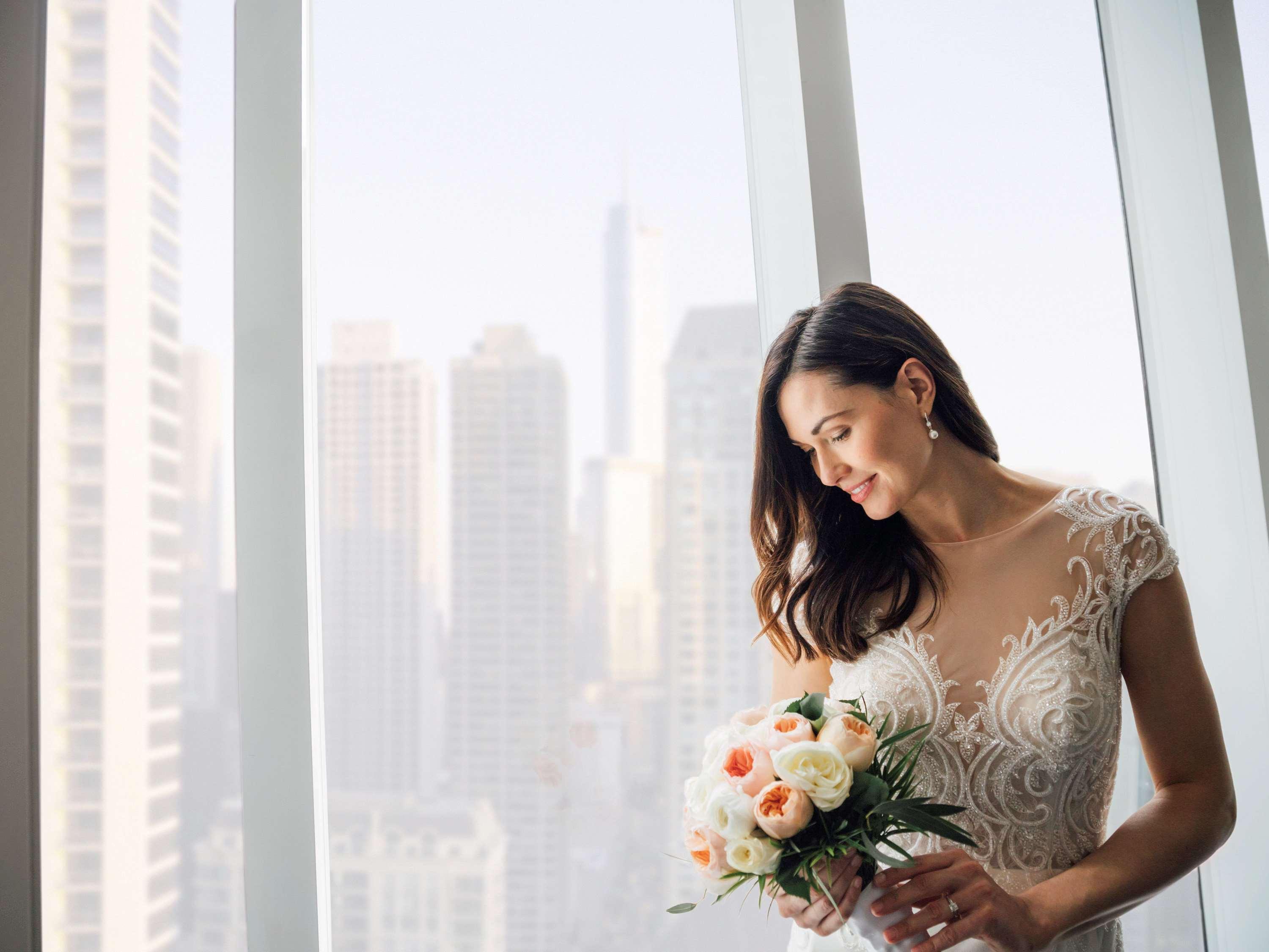 Отель Sofitel Chicago Magnificent Mile Экстерьер фото A bride in a wedding dress