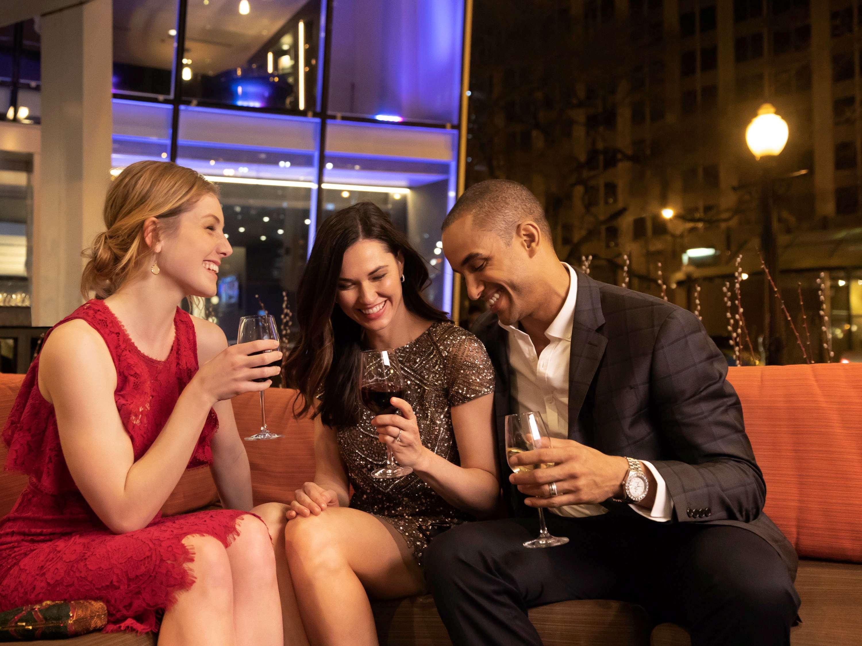 Отель Sofitel Chicago Magnificent Mile Экстерьер фото The 2012 launch of the new Club Lounge at the Hilton London Heathrow