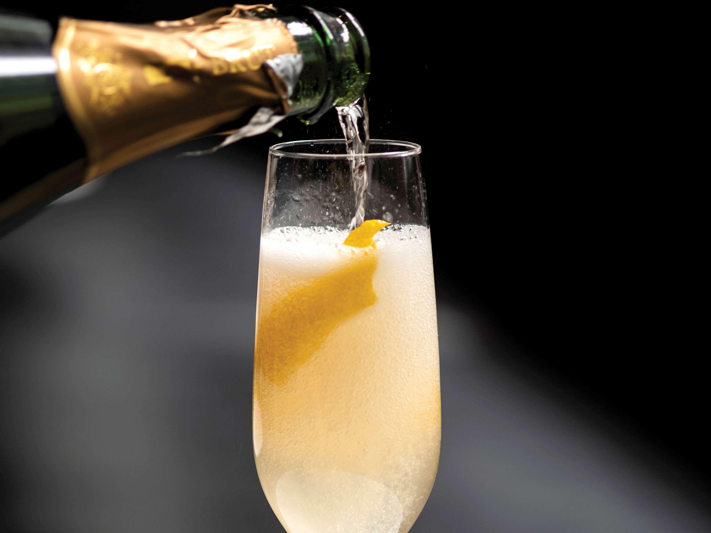 Отель Sofitel Chicago Magnificent Mile Экстерьер фото Champagne being poured