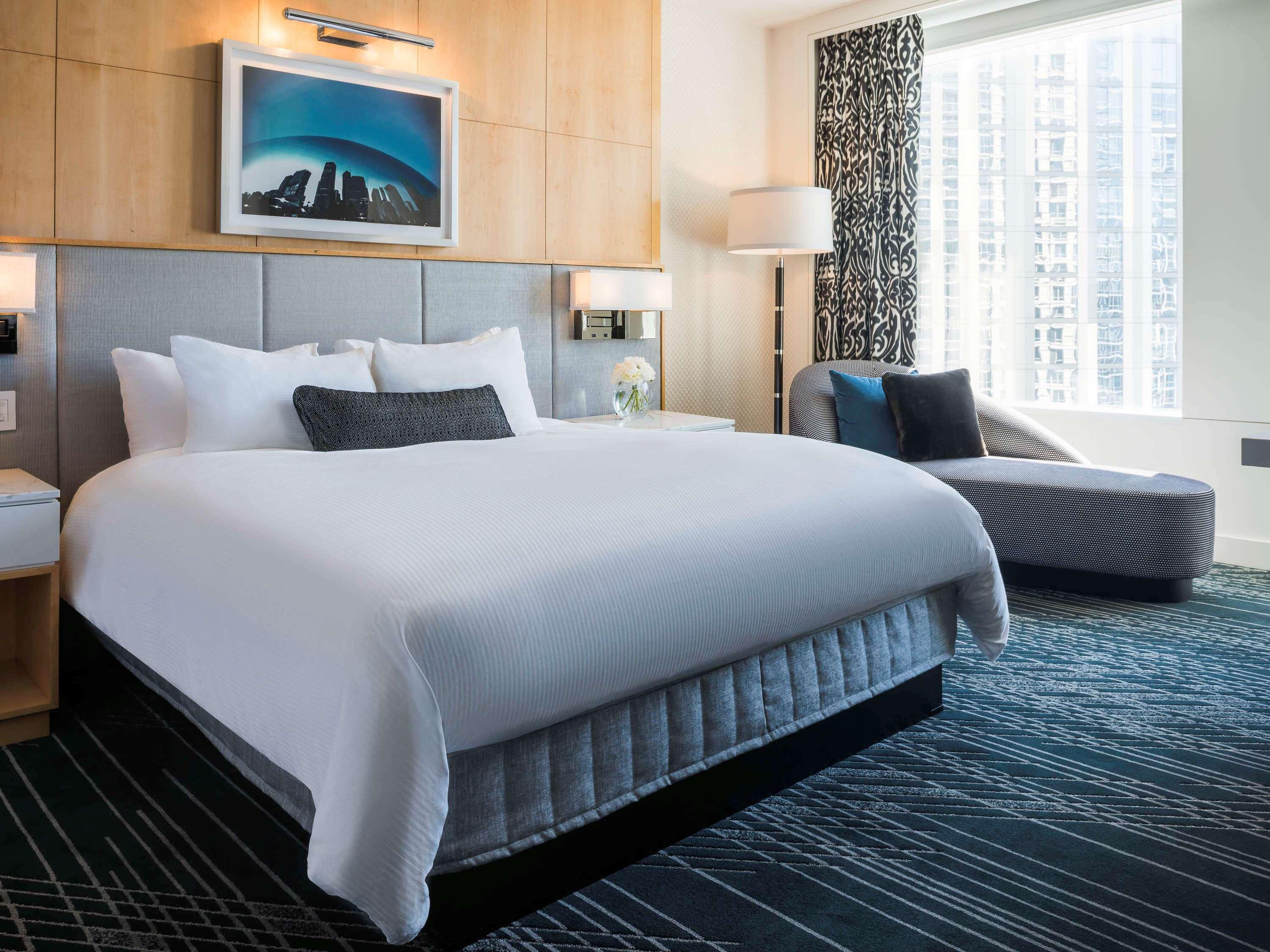 Отель Sofitel Chicago Magnificent Mile Экстерьер фото A guest room at the Westin Boston Seaport District