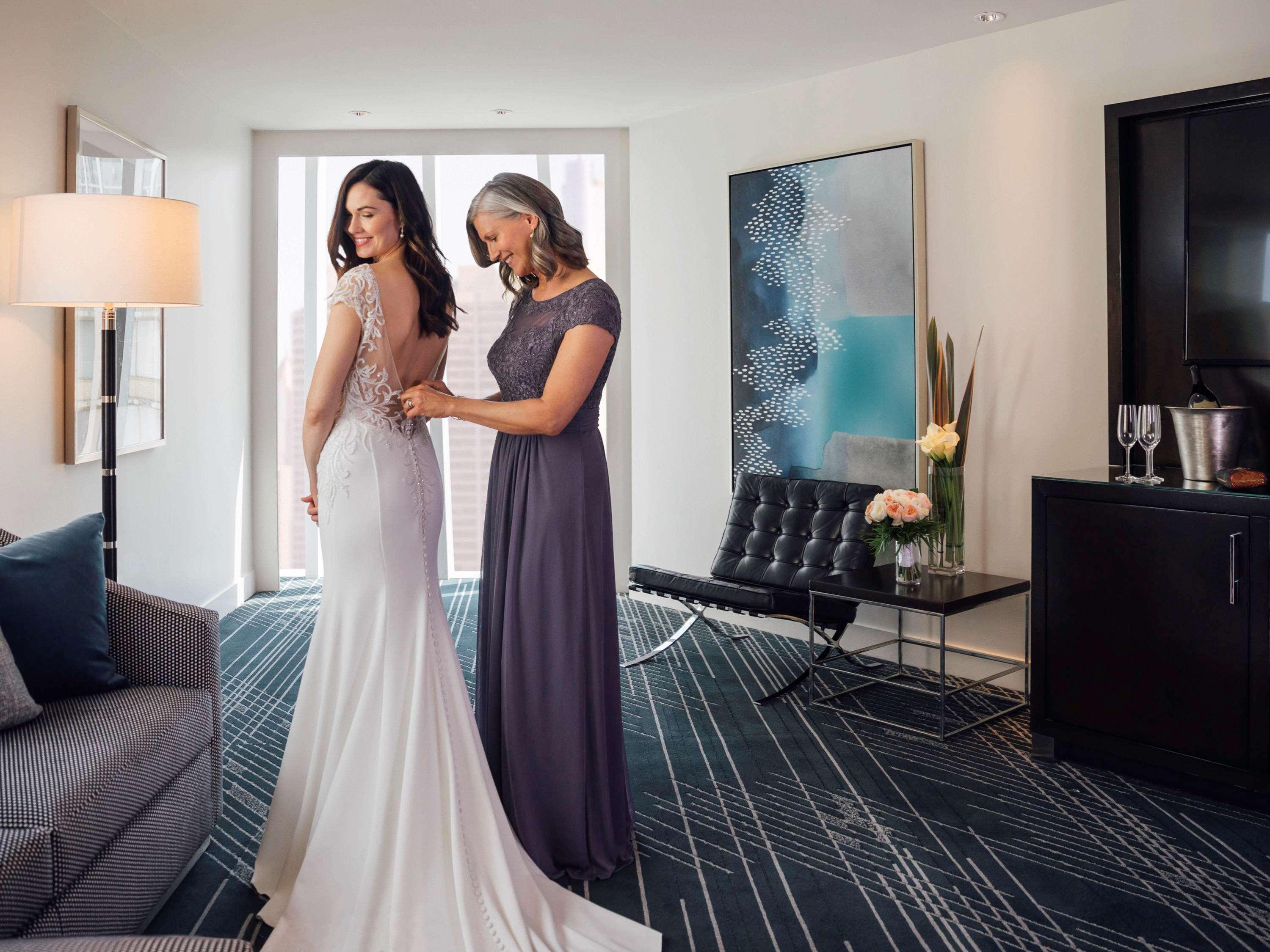 Отель Sofitel Chicago Magnificent Mile Экстерьер фото A mother helping her daughter get ready for her wedding