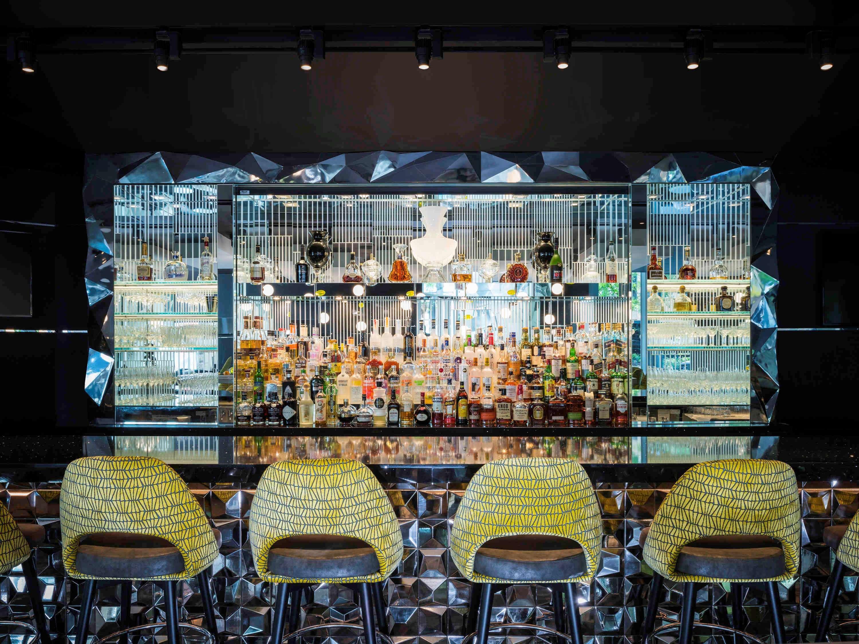 Отель Sofitel Chicago Magnificent Mile Экстерьер фото The bar at the 100A restaurant