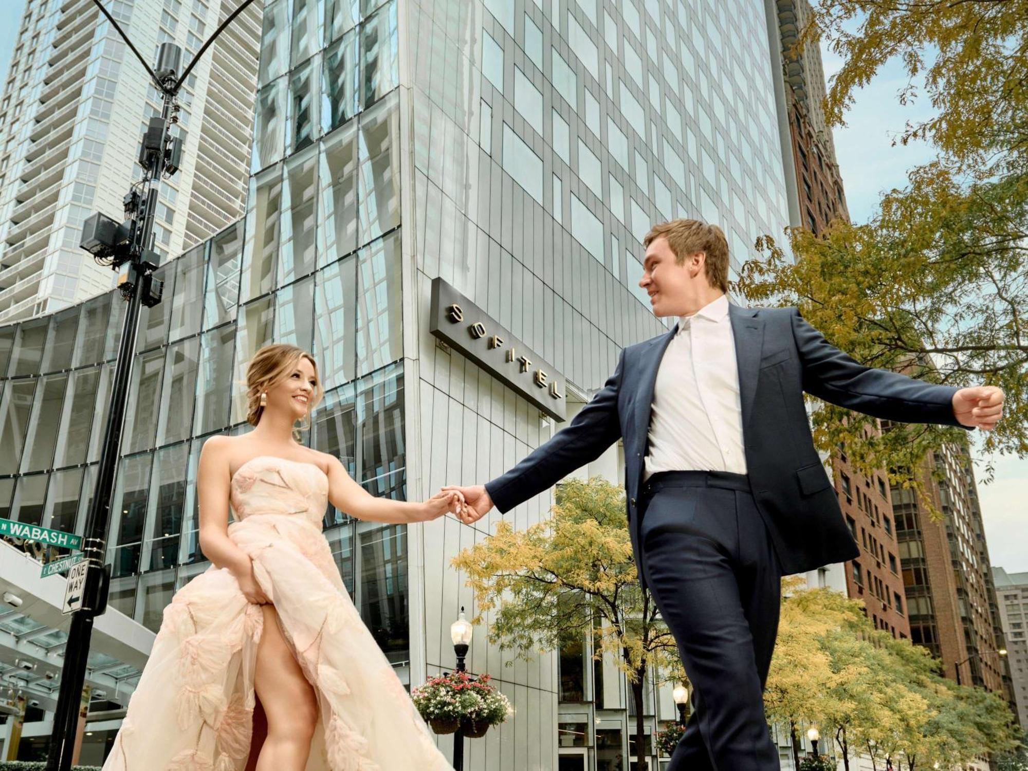 Отель Sofitel Chicago Magnificent Mile Экстерьер фото Wedding couple in Chicago
