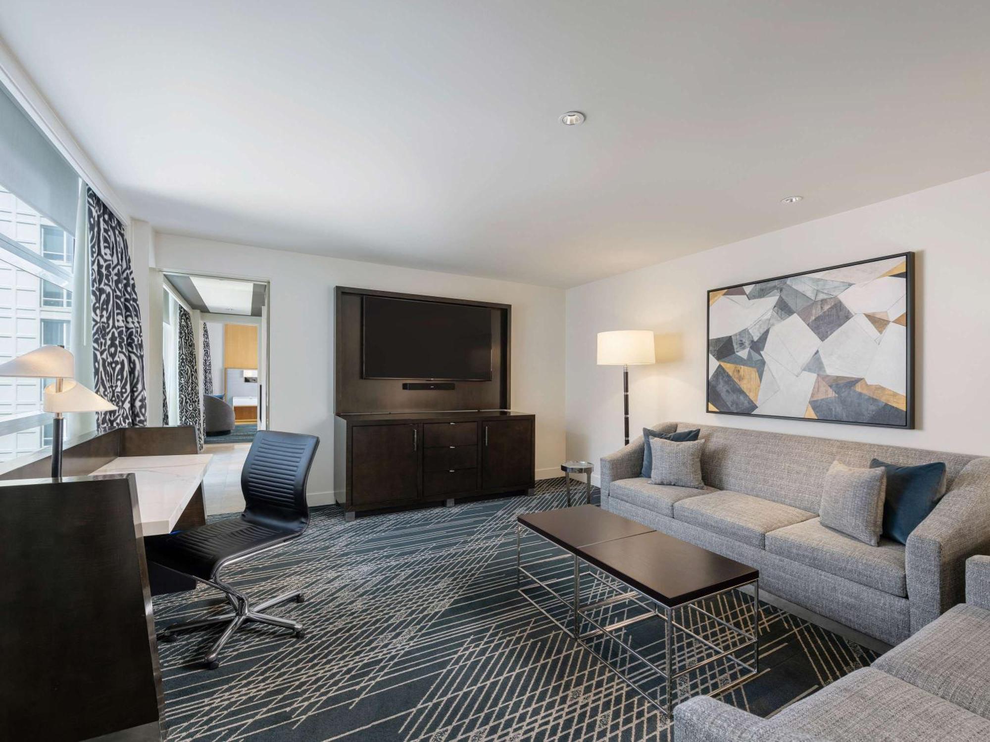 Отель Sofitel Chicago Magnificent Mile Экстерьер фото Living room of a suite at the Hilton San Francisco Union Square