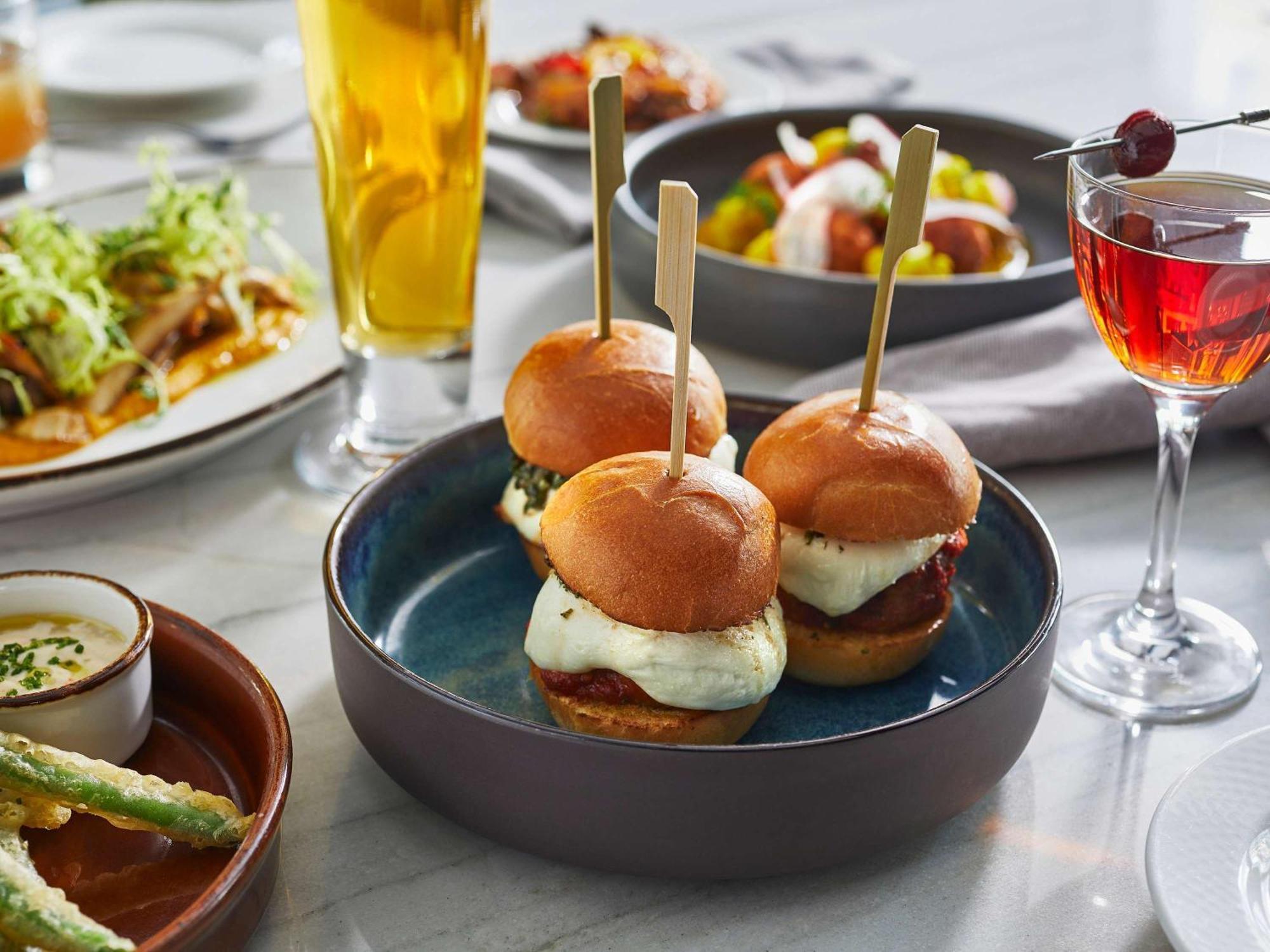 Отель Sofitel Chicago Magnificent Mile Экстерьер фото A selection of tapas