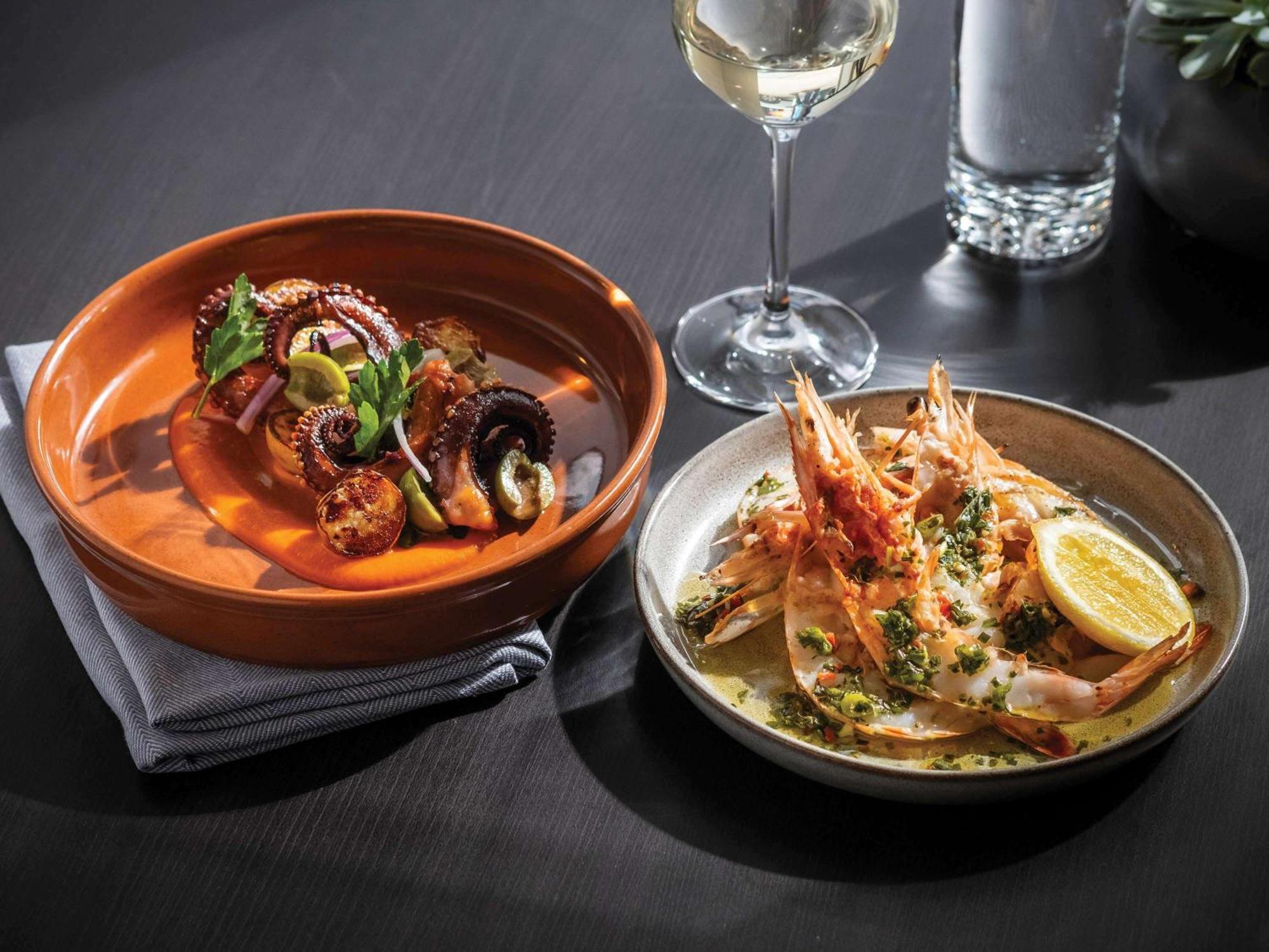 Отель Sofitel Chicago Magnificent Mile Экстерьер фото Octopus and prawns