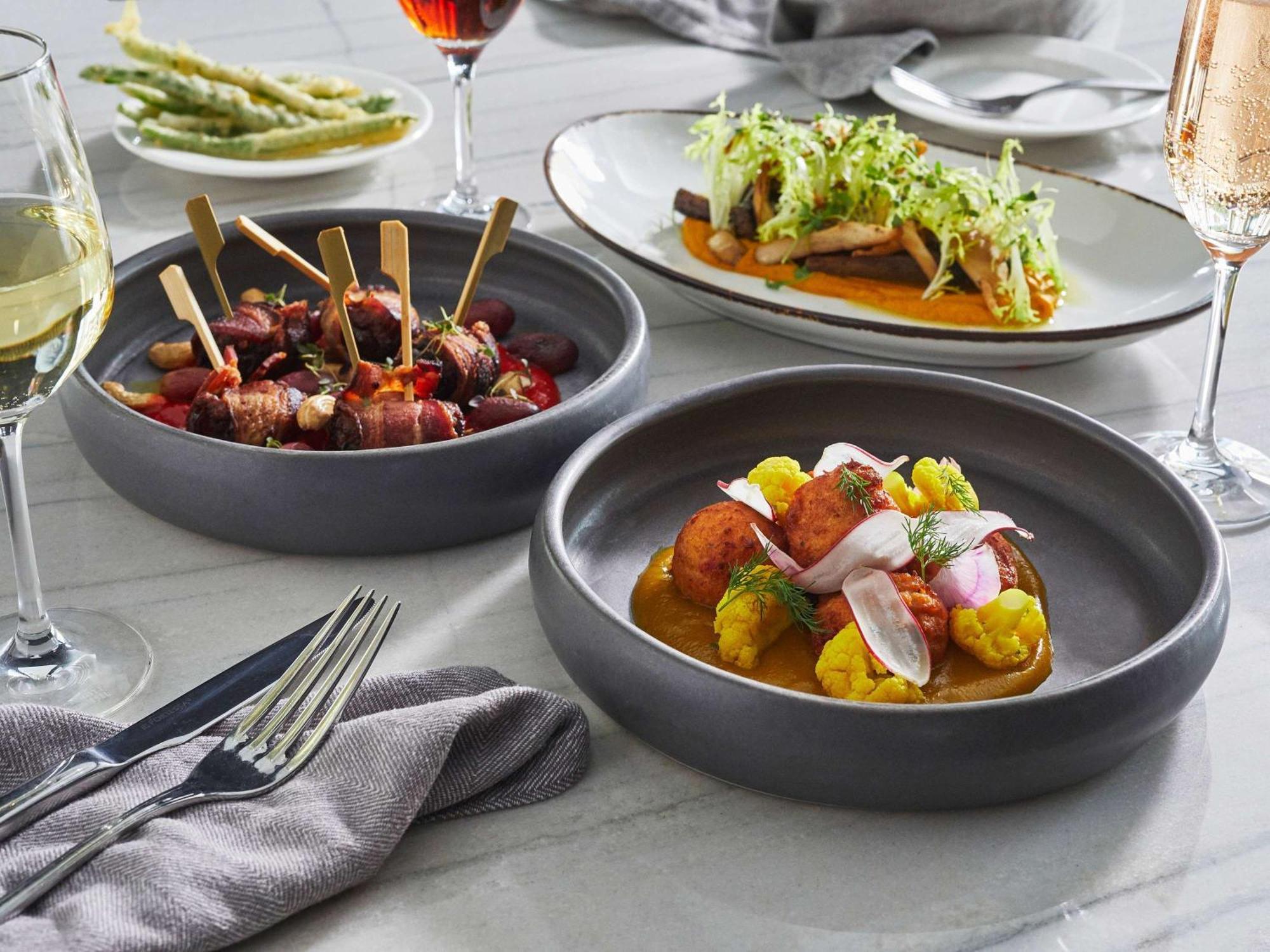 Отель Sofitel Chicago Magnificent Mile Экстерьер фото Dishes at the restaurant