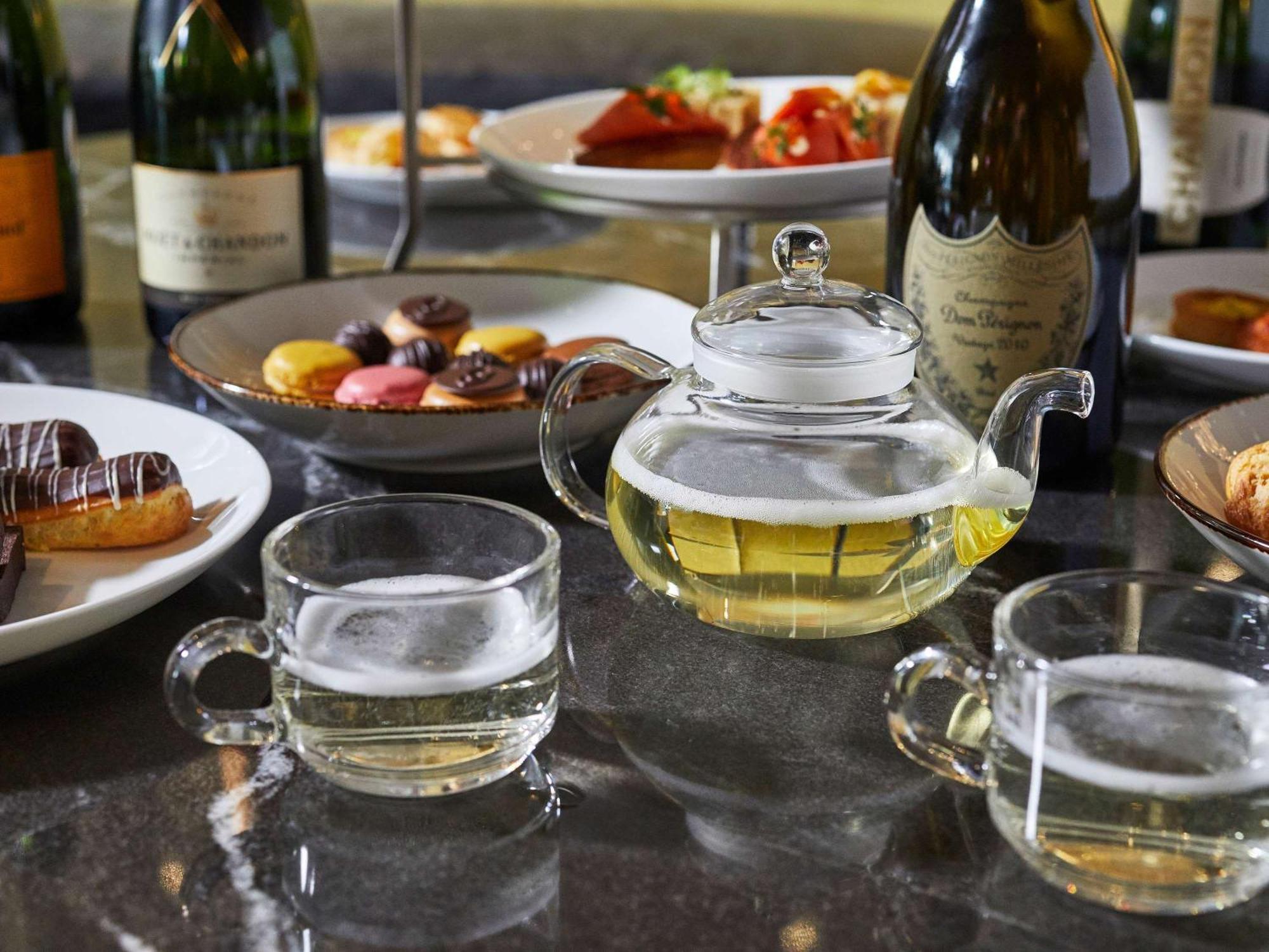 Отель Sofitel Chicago Magnificent Mile Экстерьер фото A glass teapot of white tea