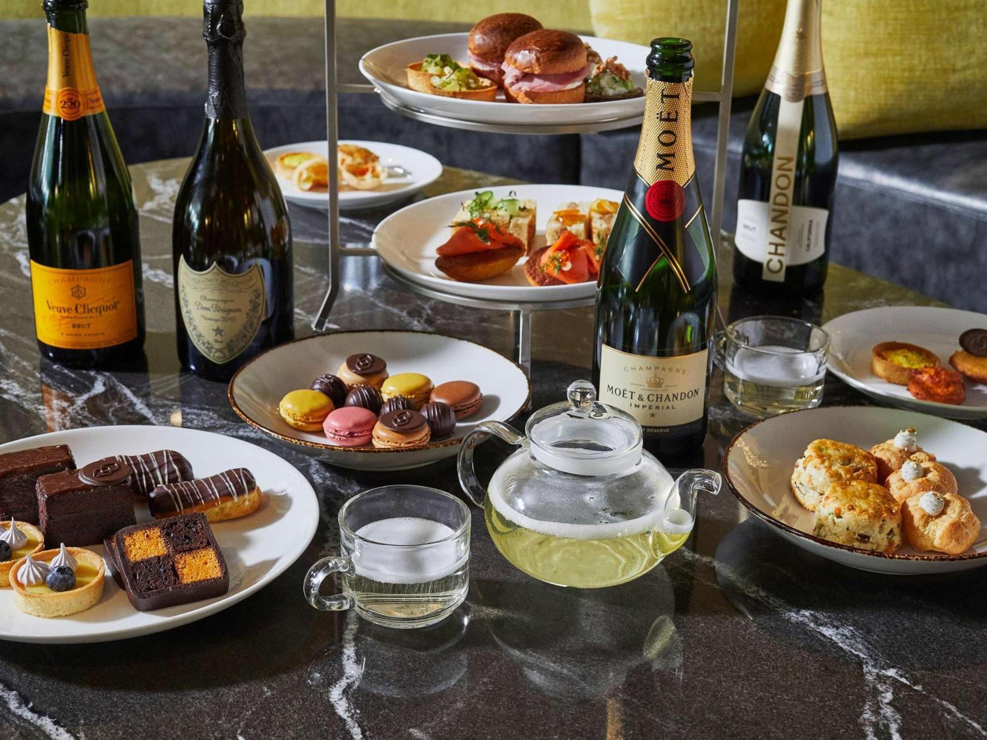 Отель Sofitel Chicago Magnificent Mile Экстерьер фото Champagne and French desserts