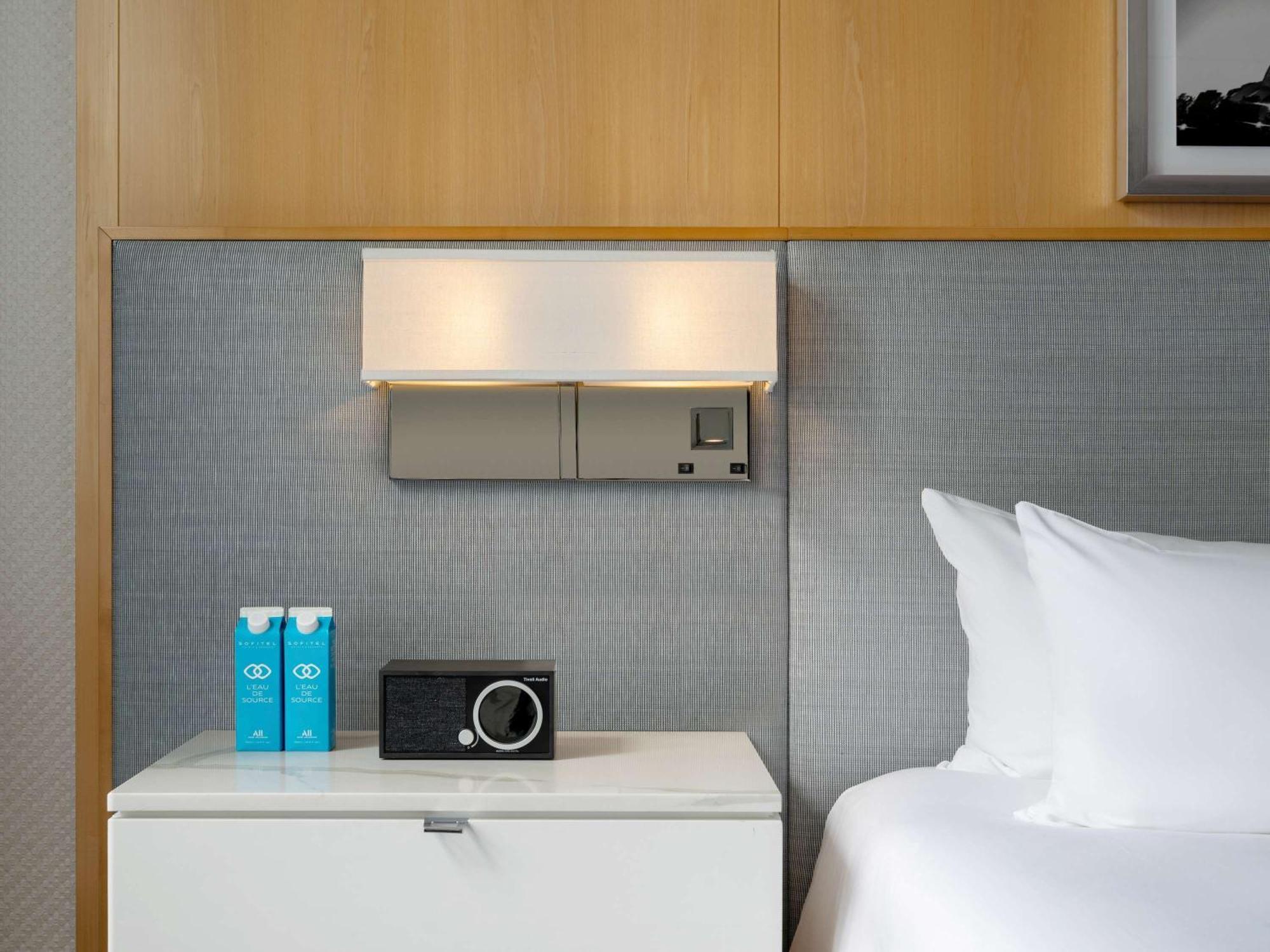 Отель Sofitel Chicago Magnificent Mile Экстерьер фото A bedside table with a built-in alarm clock