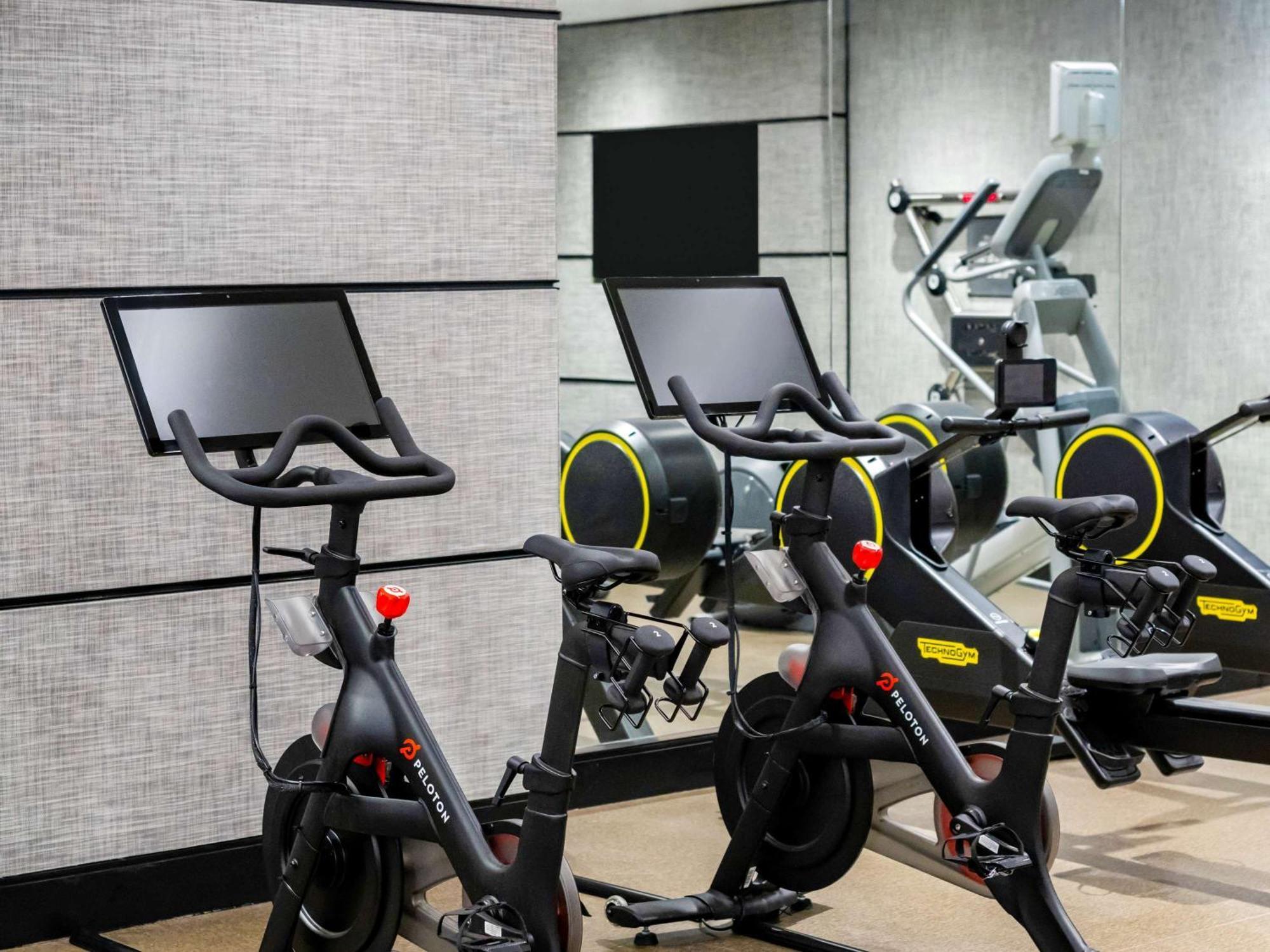 Отель Sofitel Chicago Magnificent Mile Экстерьер фото Peloton stationary bicycles