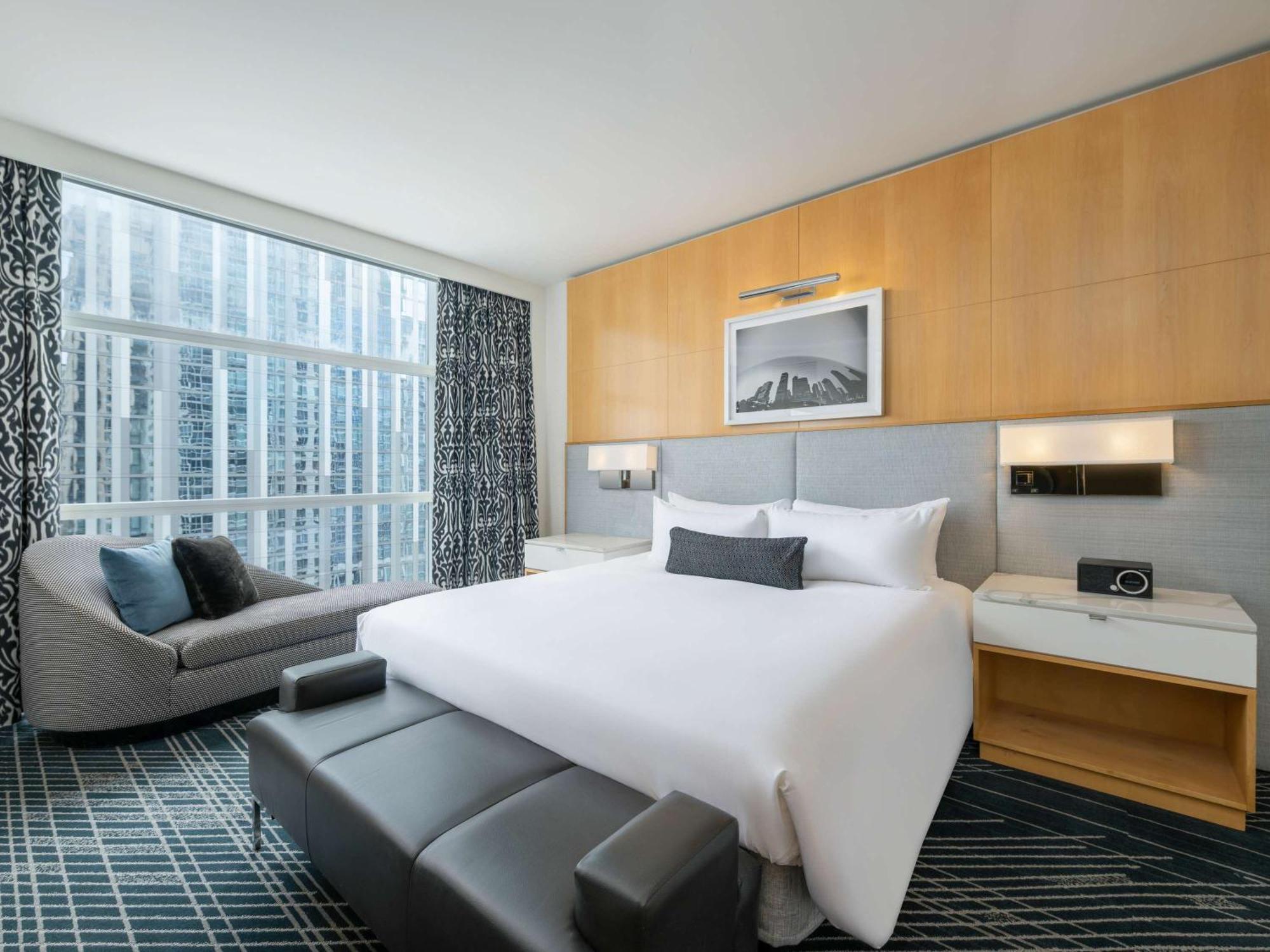 Отель Sofitel Chicago Magnificent Mile Экстерьер фото A bedroom at the hotel